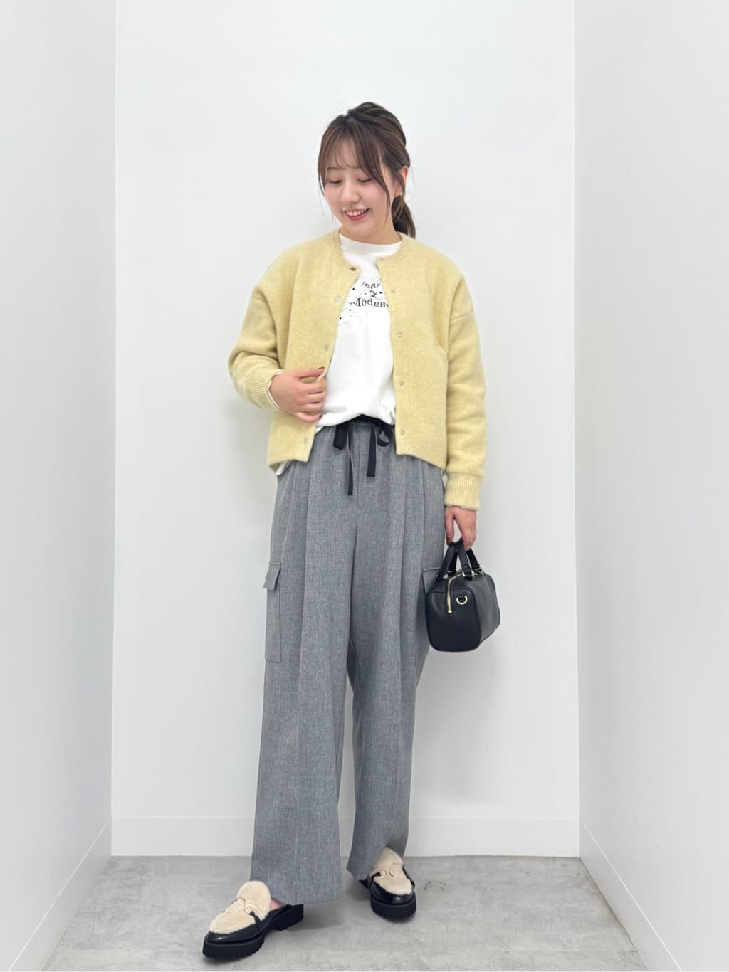 Vinの裏配色ニットカーディガンを使ったコーディネートを紹介します。｜Rakuten Fashion(楽天ファッション／旧楽天ブランドアベニュー)6382853