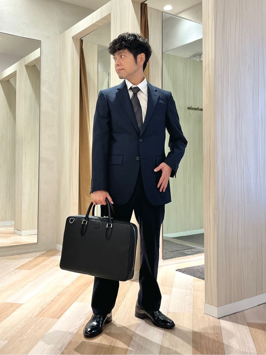 TAKEO KIKUCHIのシャドーオルタネートストライプ スーツを使ったコーディネートを紹介します。｜Rakuten Fashion(楽天ファッション／旧楽天ブランドアベニュー)6423044