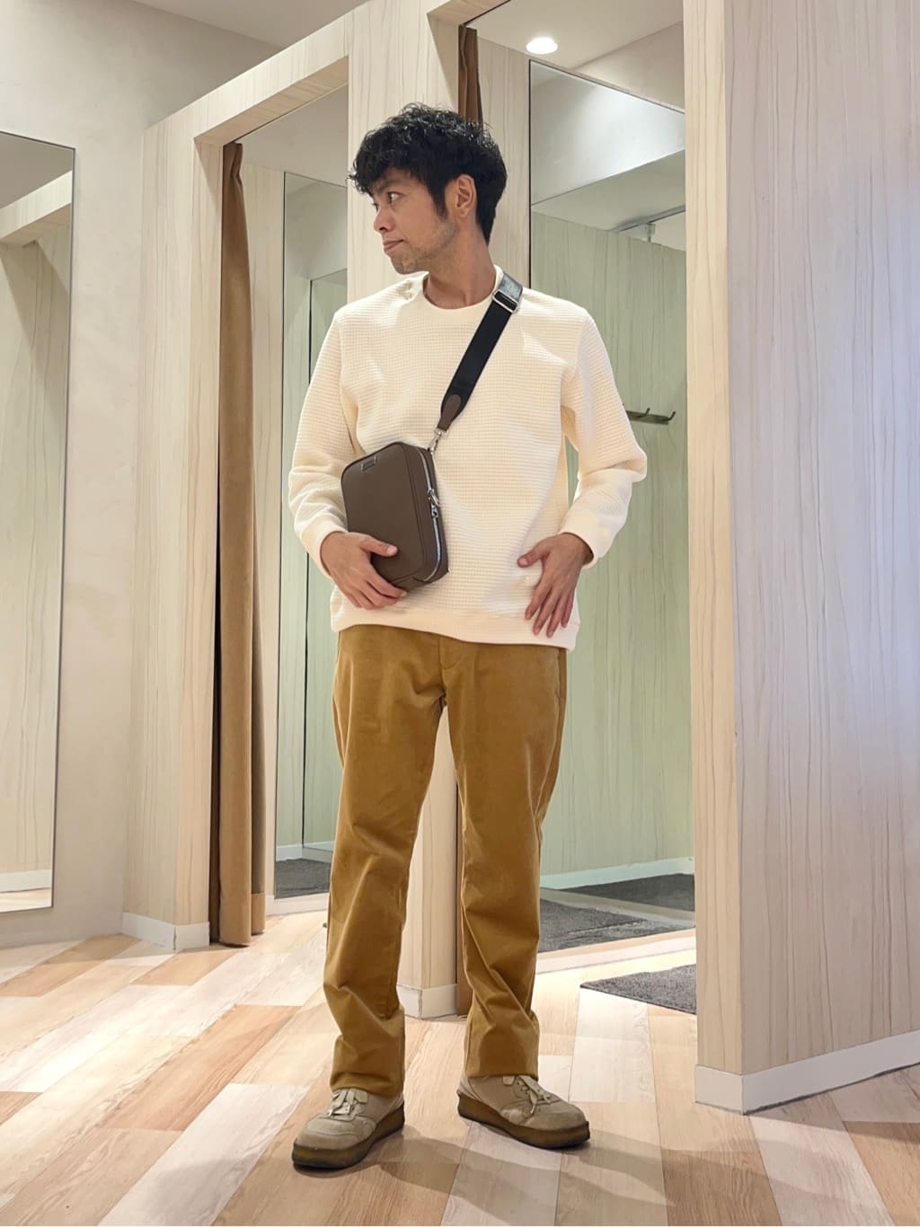 TAKEO KIKUCHIのサイドゴアストレッチコーデュロイパンツを使ったコーディネートを紹介します。｜Rakuten Fashion(楽天ファッション／旧楽天ブランドアベニュー)6423045