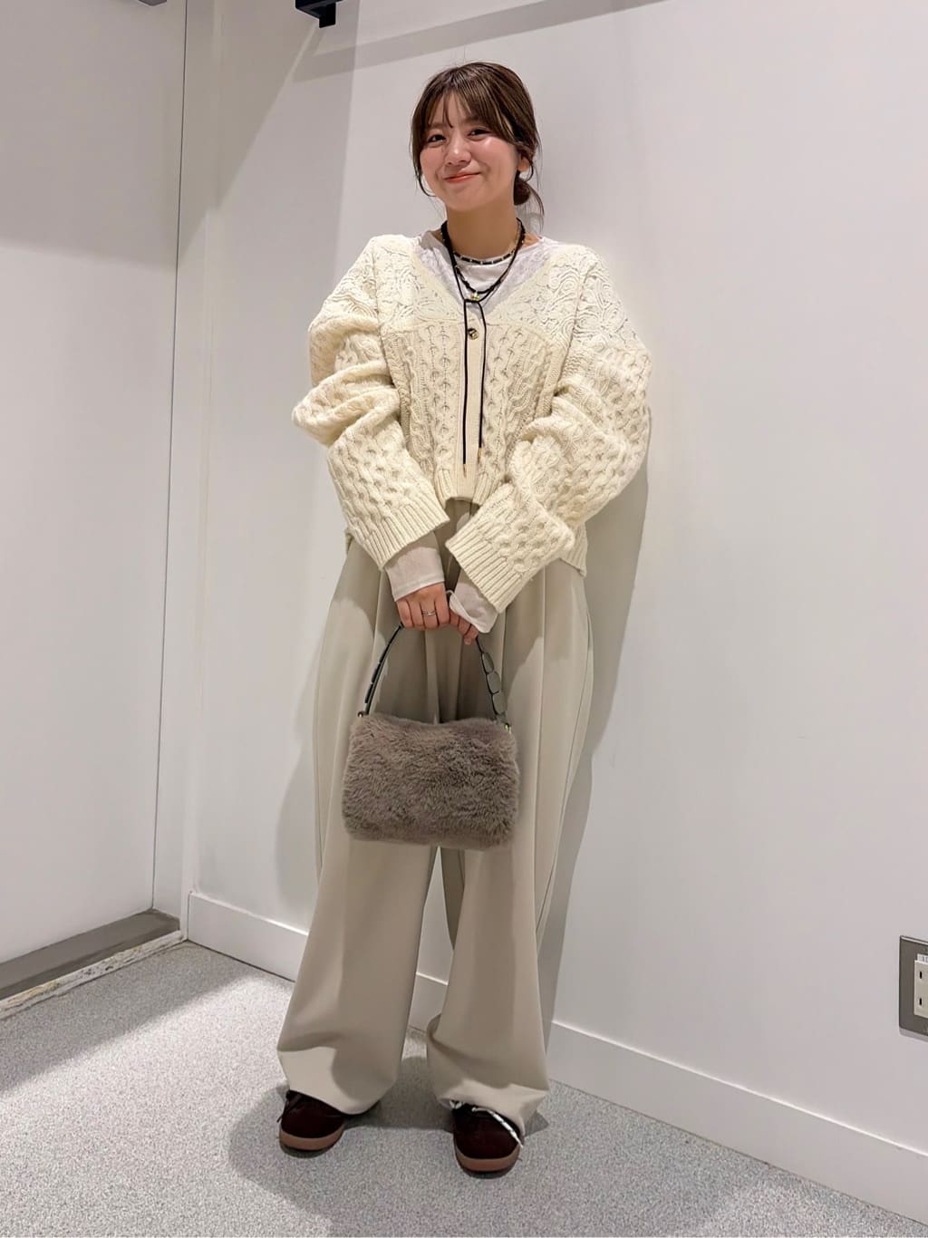 Vinのレースアランニットカーディガンを使ったコーディネートを紹介します。｜Rakuten Fashion(楽天ファッション／旧楽天ブランドアベニュー)6426665