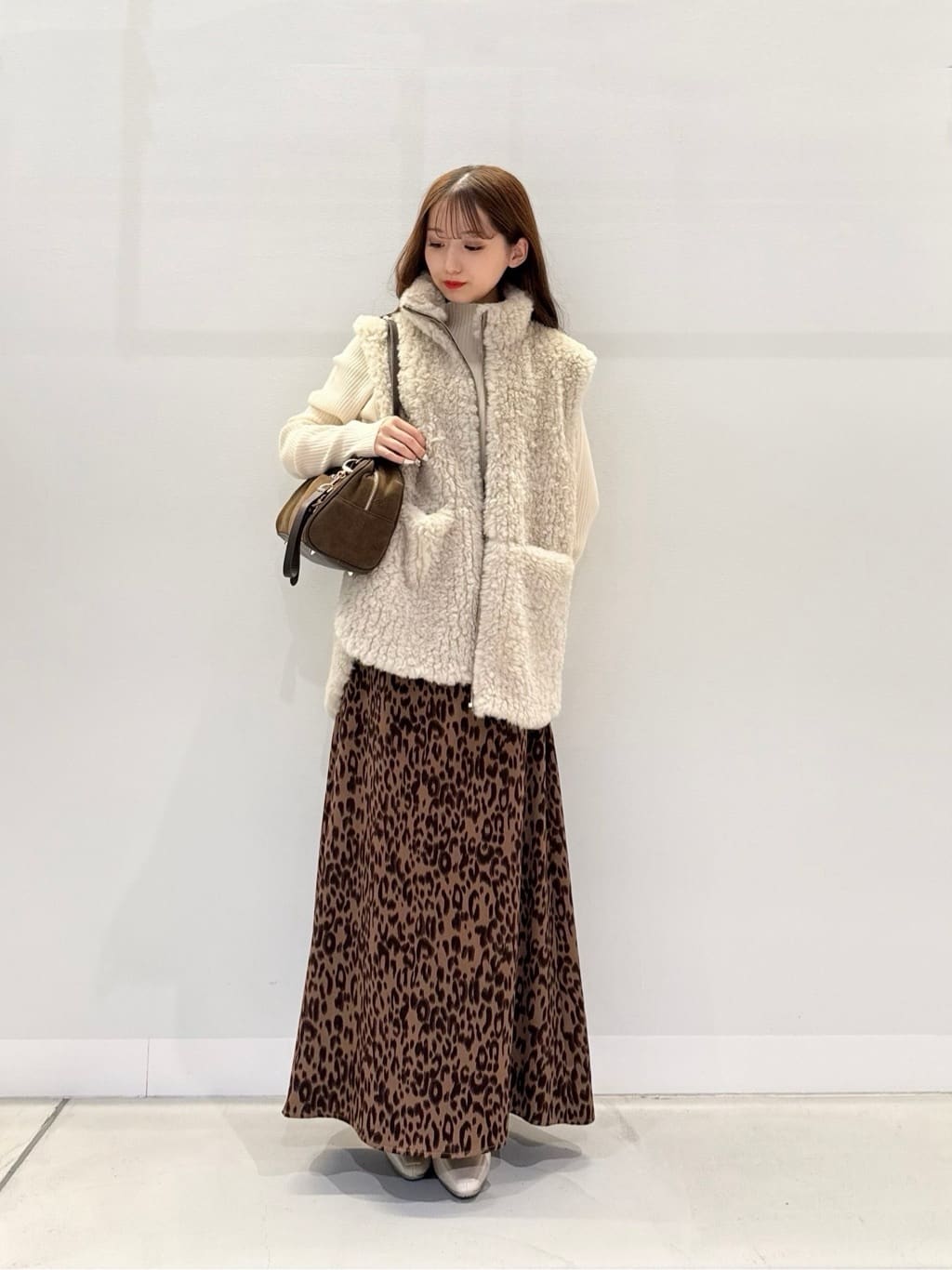 LASUDのレオパードロングスカートを使ったコーディネートを紹介します。｜Rakuten Fashion(楽天ファッション／旧楽天ブランドアベニュー)6428016