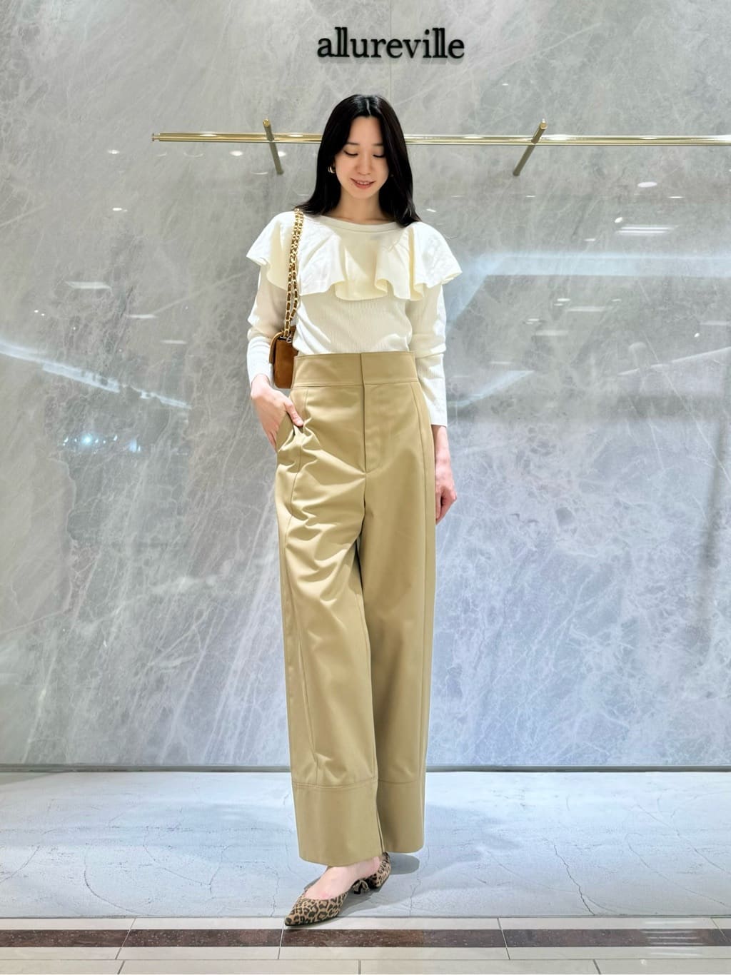 allurevilleの【LOULOU WILLOUGHBY】ラッフルオフショルプルオーバーを使ったコーディネートを紹介します。｜Rakuten Fashion(楽天ファッション／旧楽天ブランドアベニュー)6429249