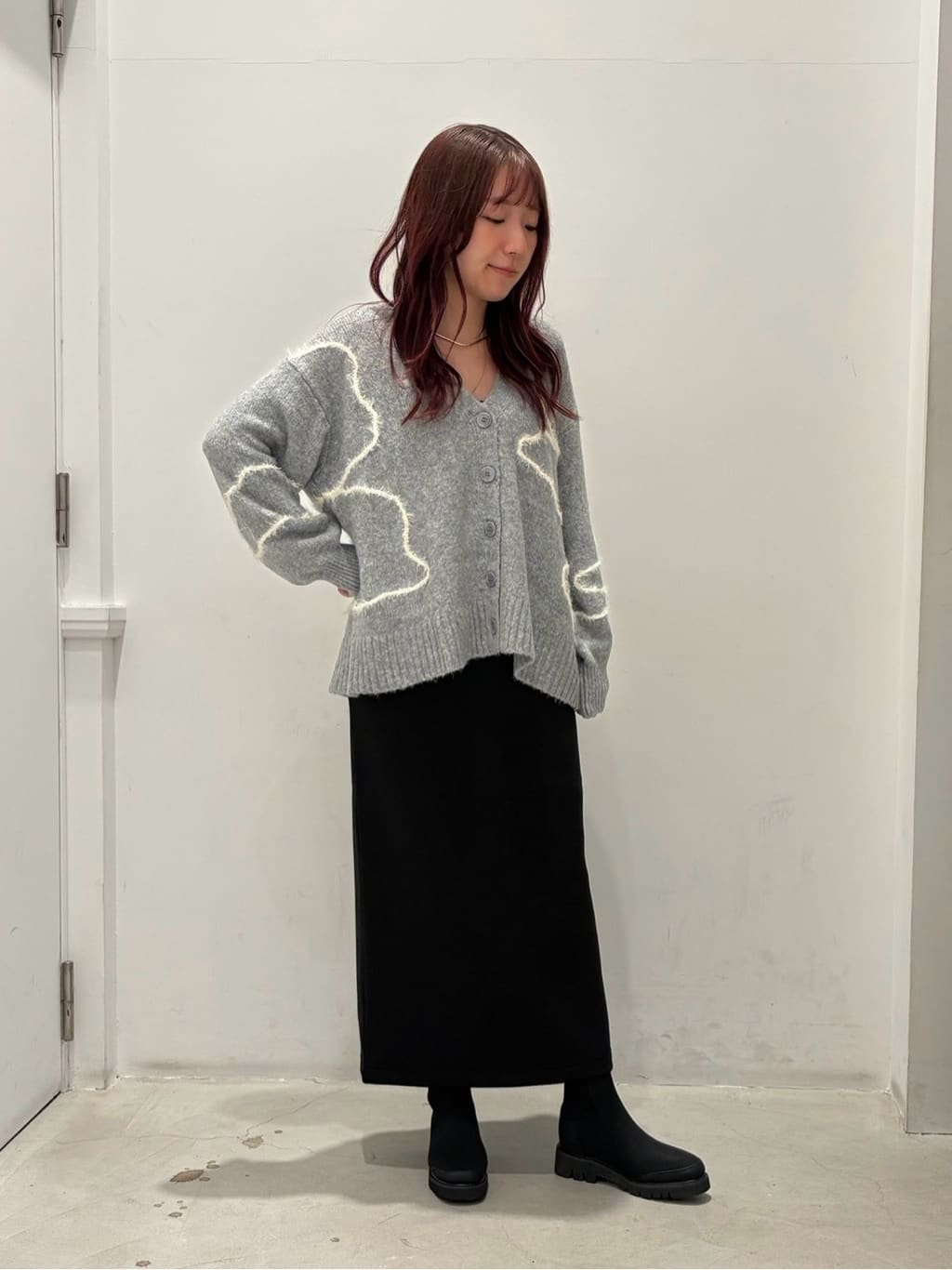AMERICAN HOLICのニュアンスライン柄Vネックカーディガンを使ったコーディネートを紹介します。｜Rakuten Fashion(楽天ファッション／旧楽天ブランドアベニュー)6429320