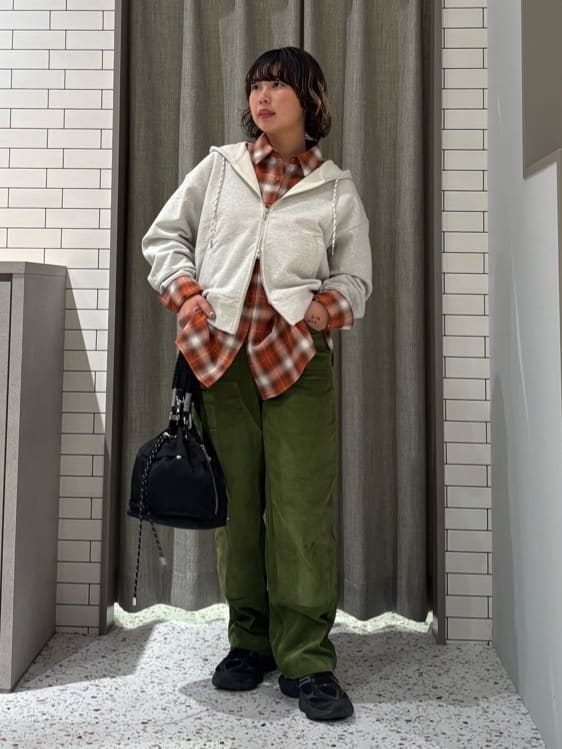 Green Parksの■WITH KURUMI NAKATA コーデュロイパンツを使ったコーディネートを紹介します。｜Rakuten Fashion(楽天ファッション／旧楽天ブランドアベニュー)6433130