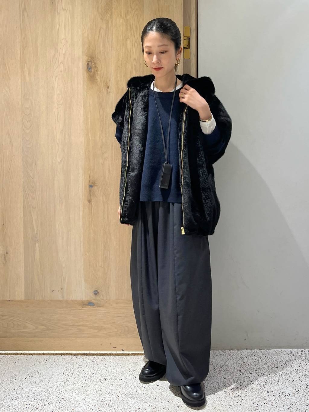 Curensologyのファーフーディーベストを使ったコーディネート