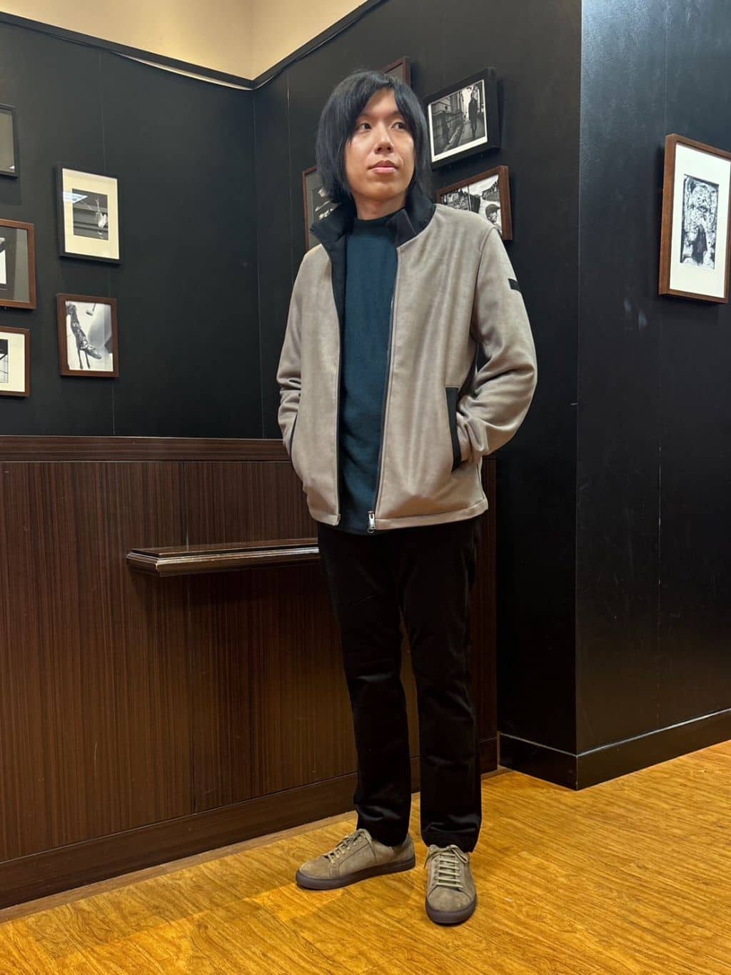 TAKEO KIKUCHIのサイドゴアストレッチコーデュロイパンツを使ったコーディネートを紹介します。｜Rakuten Fashion(楽天ファッション／旧楽天ブランドアベニュー)6445142