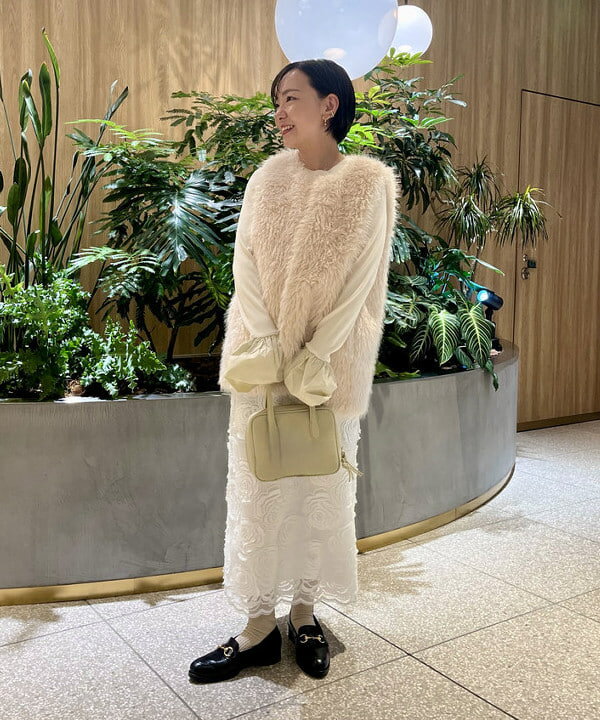 Demi-Luxe BEAMSのウェイビー フェイクファー ジレを使った