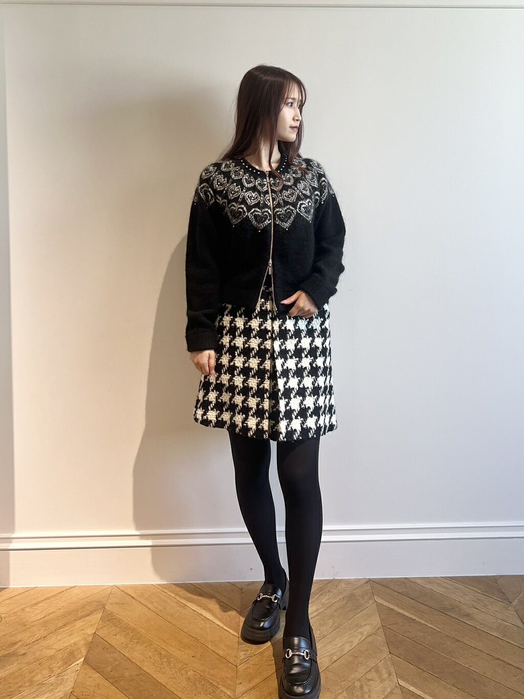 allurevilleの【LOULOU WILLOUGHBY】ロービング千鳥タックミニスカートを使ったコーディネートを紹介します。｜Rakuten Fashion(楽天ファッション／旧楽天ブランドアベニュー)6458798