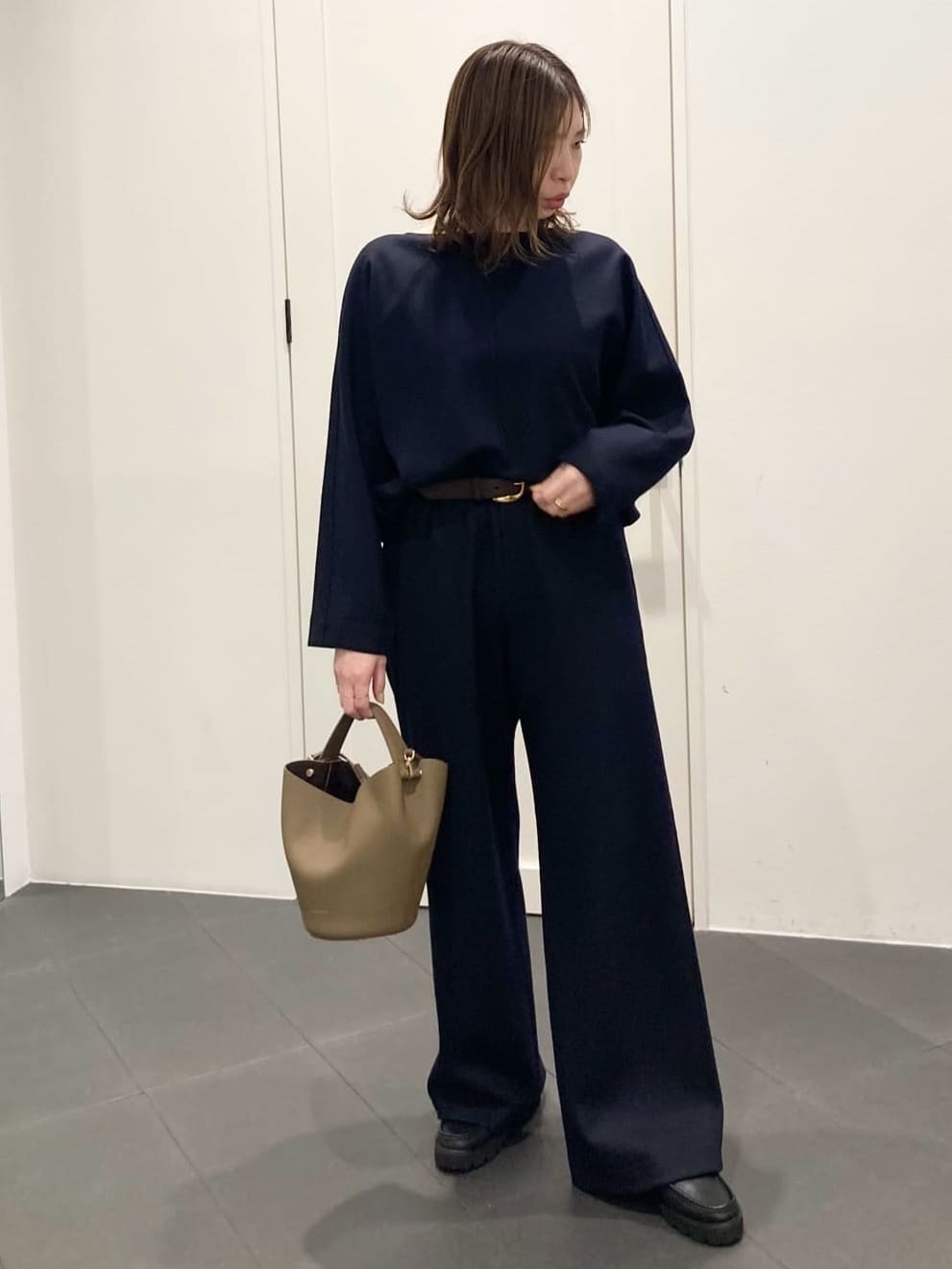 1er Arrondissementのウールスムースドルマントップスを使ったコーディネートを紹介します。｜Rakuten Fashion(楽天ファッション／旧楽天ブランドアベニュー)6463706