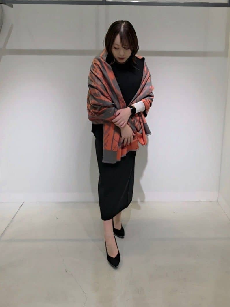 VinのVネックドレーピーブラウスを使ったコーディネートを紹介します。｜Rakuten Fashion(楽天ファッション／旧楽天ブランドアベニュー)6471354