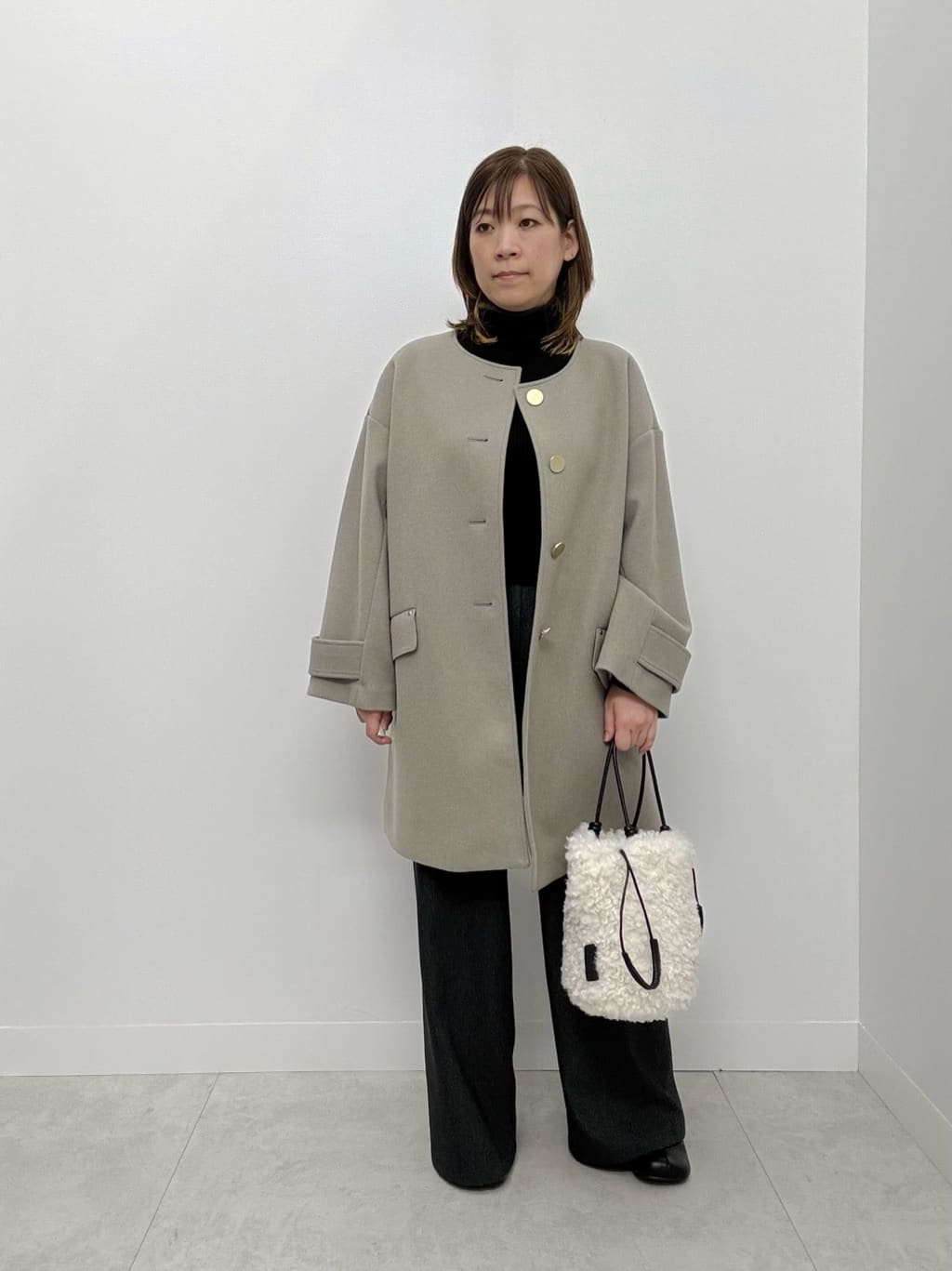 Vinのゴールドボタンノーカラーコートを使ったコーディネートを紹介します。｜Rakuten Fashion(楽天ファッション／旧楽天ブランドアベニュー)6473379