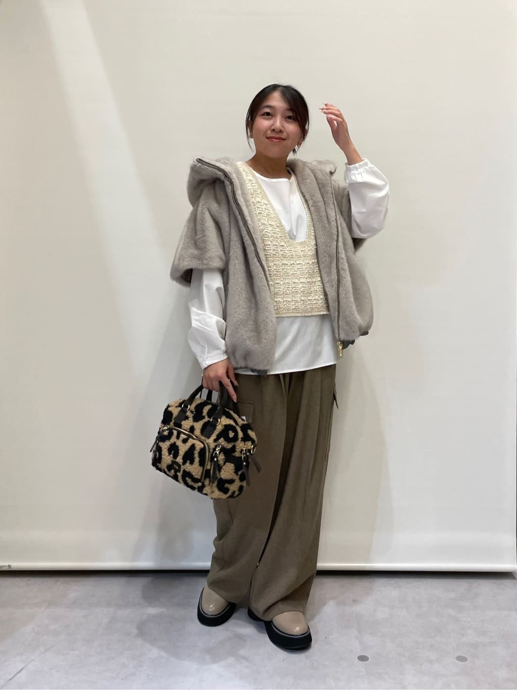 Vinのツイード風ベスト×プリーツブラウスセットを使ったコーディネートを紹介します。｜Rakuten Fashion(楽天ファッション／旧楽天ブランドアベニュー)6477305