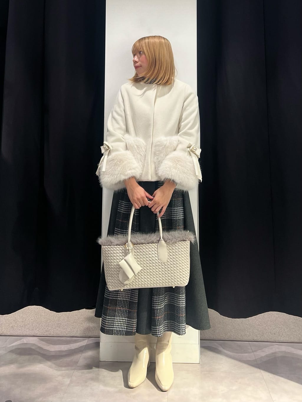 Vinのリボン袖ファーアクセントショートコートを使ったコーディネートを紹介します。｜Rakuten Fashion(楽天ファッション／旧楽天ブランドアベニュー)6479363