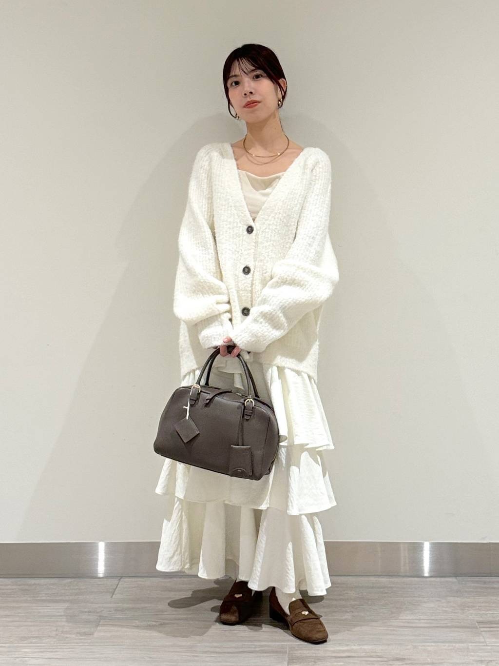 mysty womanのブークレVネックカーディガンを使ったコーディネートを紹介します。｜Rakuten Fashion(楽天ファッション／旧楽天ブランドアベニュー)6480063