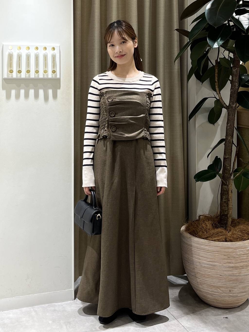 mysty womanの【WEB限定】袖ボタンクルーネックニットを使ったコーディネートを紹介します。｜Rakuten Fashion(楽天ファッション／旧楽天ブランドアベニュー)6480065