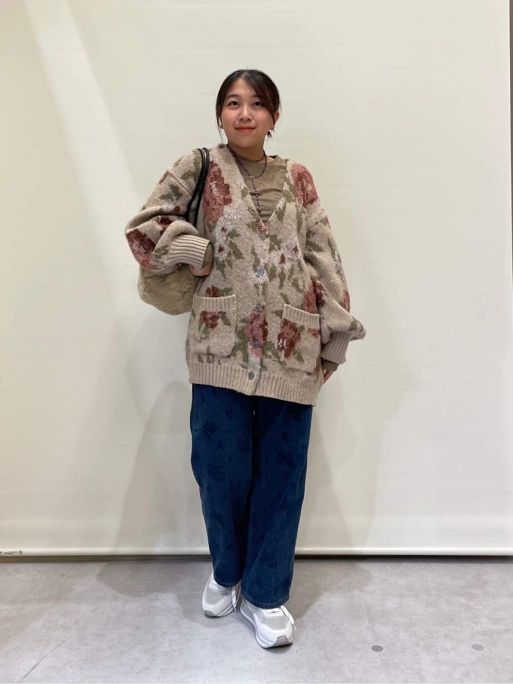 Vinのフラワーラメニットカーディガンを使ったコーディネートを紹介します。｜Rakuten Fashion(楽天ファッション／旧楽天ブランドアベニュー)6486352