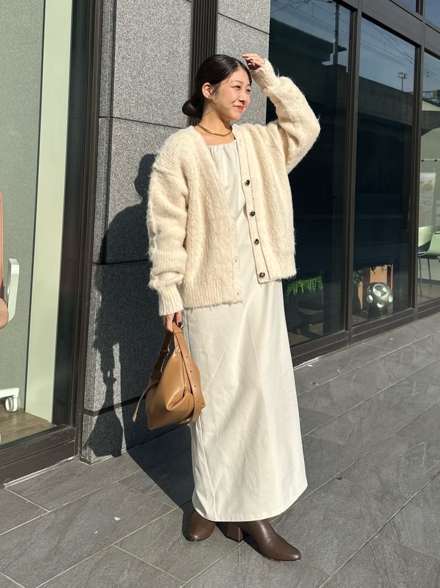 CAPRICIEUX LE'MAGEのニュアンスボタンレイヤード風カーディガンを使っ