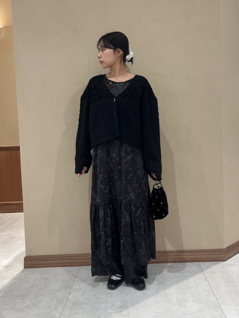 Vinのニュアンスフラワープリントイージーワイドパンツを使ったコーディネートを紹介します。｜Rakuten Fashion(楽天ファッション／旧楽天ブランドアベニュー)6507728