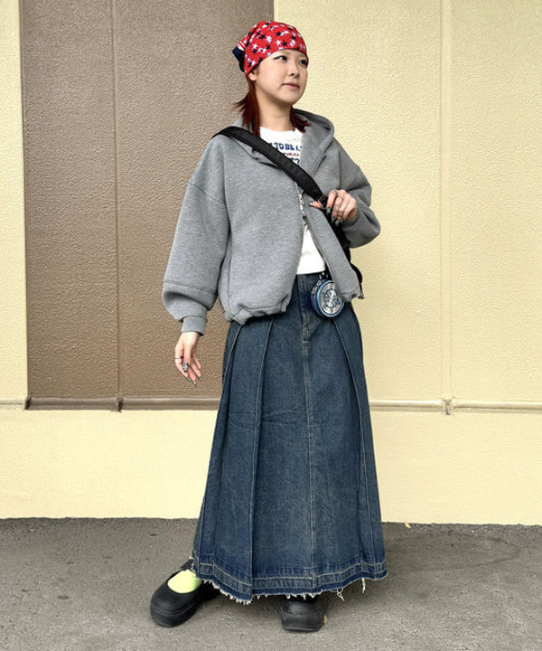 BEAMS OUTLETのワイドプリーツ デニムスカートを使ったコーディネートを紹介します。｜Rakuten Fashion(楽天ファッション／旧楽天ブランドアベニュー)6510070