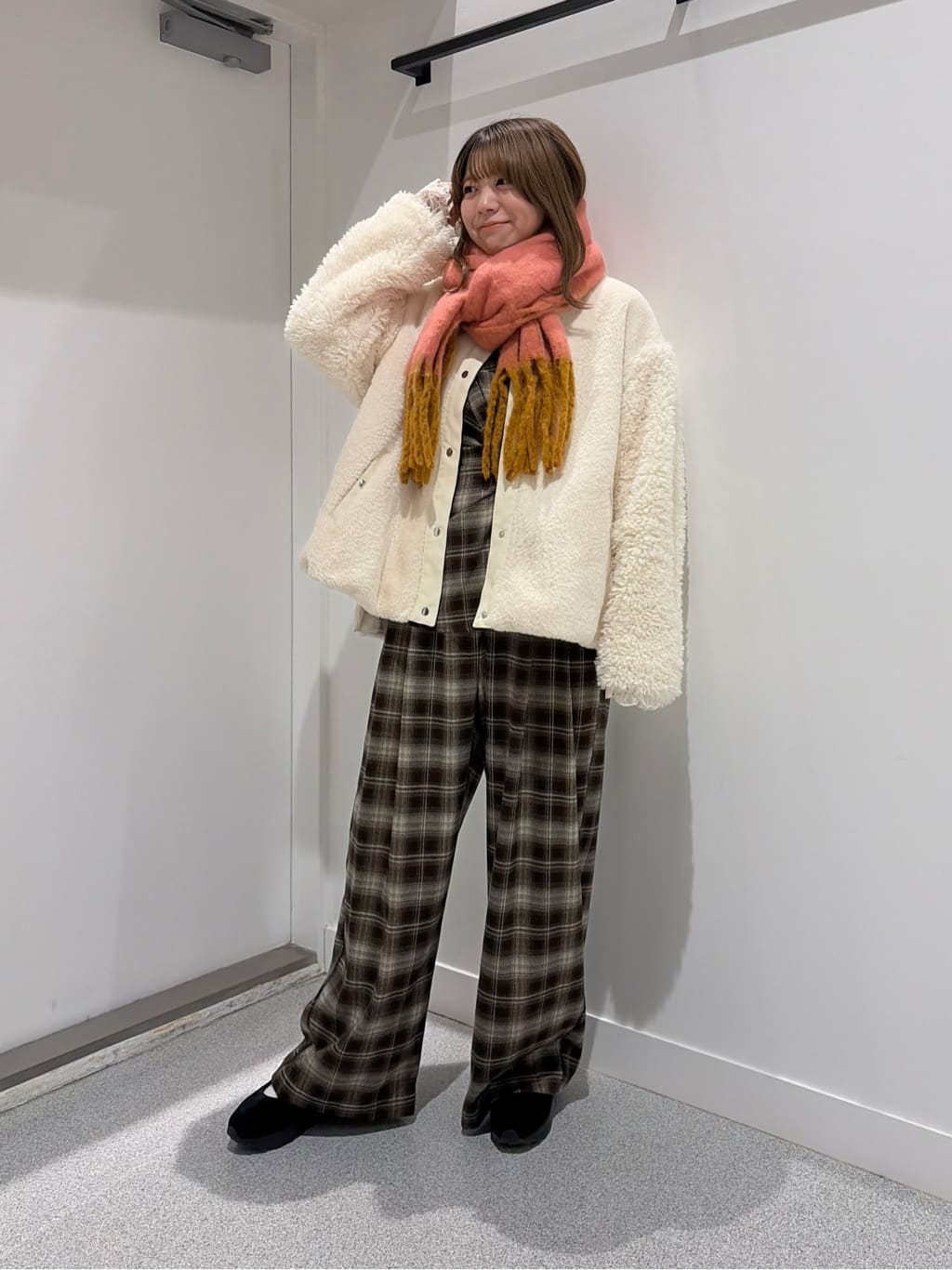 Vinのシャーリングチェックビスチェを使ったコーディネートを紹介します。｜Rakuten Fashion(楽天ファッション／旧楽天ブランドアベニュー)6522723