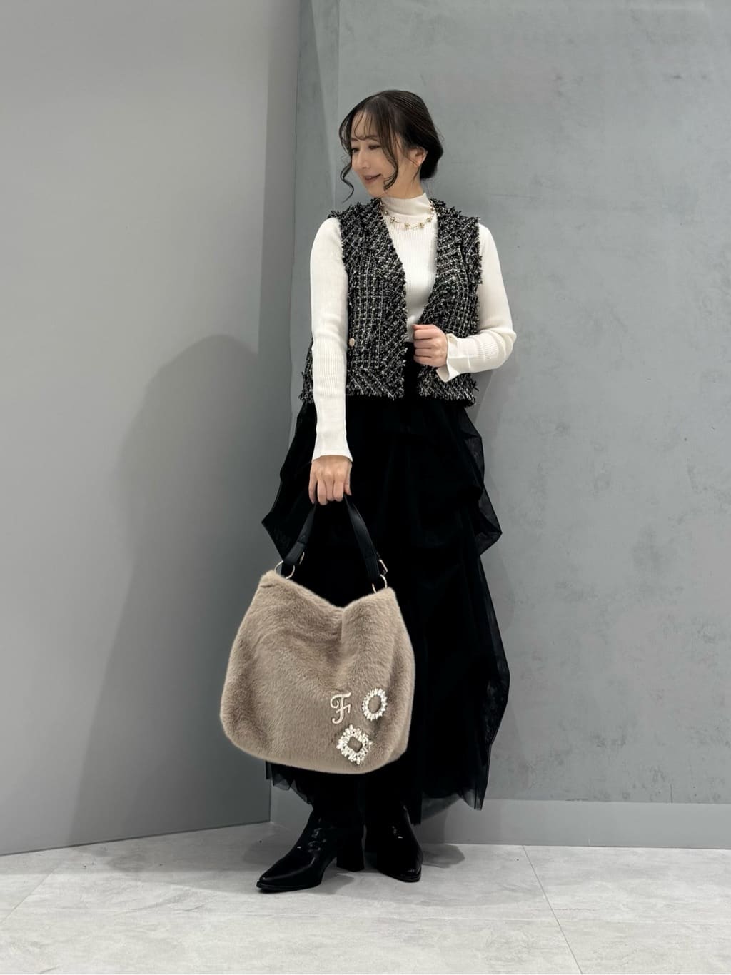 Vinのビジューブローチ付きフェイクファートートバッグを使ったコーディネートを紹介します。｜Rakuten Fashion(楽天ファッション／旧楽天ブランドアベニュー)6526712