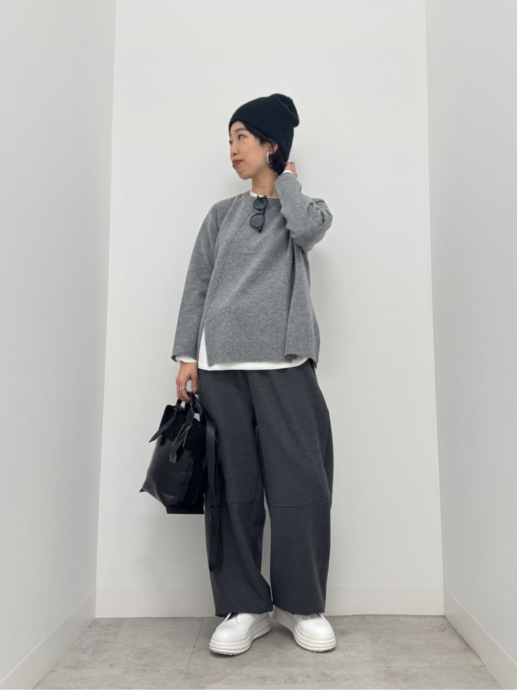 LASUDの圧縮ウールフロントスリットクルーネックニットを使ったコーディネートを紹介します。｜Rakuten Fashion(楽天ファッション／旧楽天ブランドアベニュー)6528726