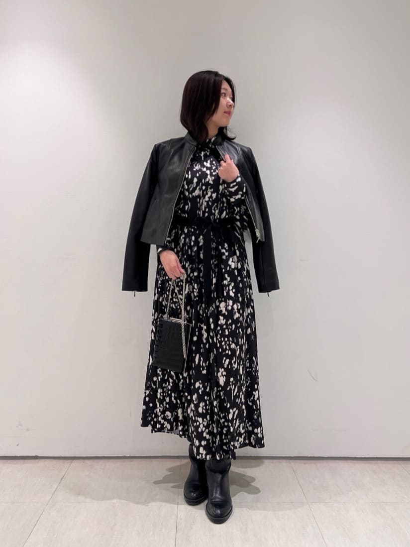 allurevilleのOFFICINAプリーツフレアワンピースを使ったコーディネートを紹介します。｜Rakuten Fashion(楽天ファッション／旧楽天ブランドアベニュー)6536354