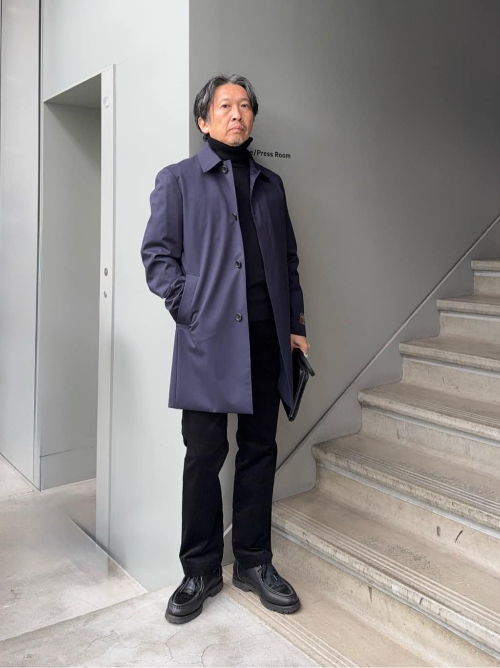 TAKEO KIKUCHIのサイドゴアストレッチコーデュロイパンツを使ったコーディネートを紹介します。｜Rakuten Fashion(楽天ファッション／旧楽天ブランドアベニュー)6539176