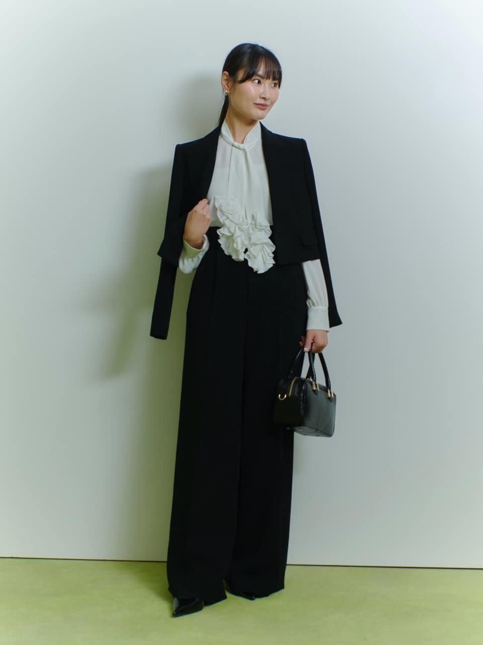 allurevilleの【LOULOU WILLOUGHBY】ダブルクロスショートジャケットを使ったコーディネートを紹介します。｜Rakuten Fashion(楽天ファッション／旧楽天ブランドアベニュー)6539859