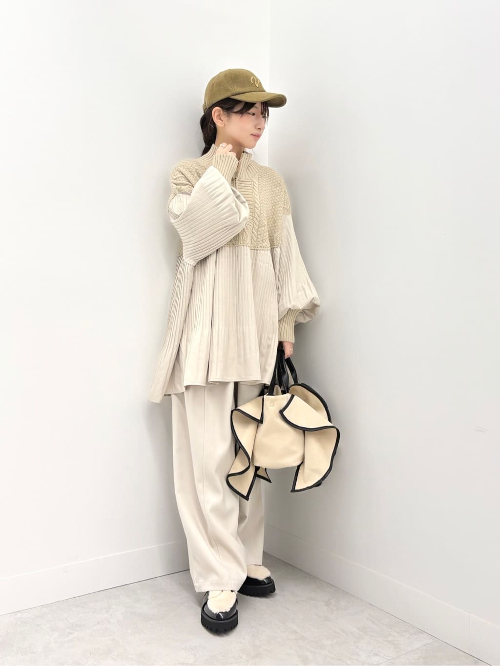 Vinのケーブルニットドッキングプリーツブラウスを使ったコーディネートを紹介します。｜Rakuten Fashion(楽天ファッション／旧楽天ブランドアベニュー)6540558