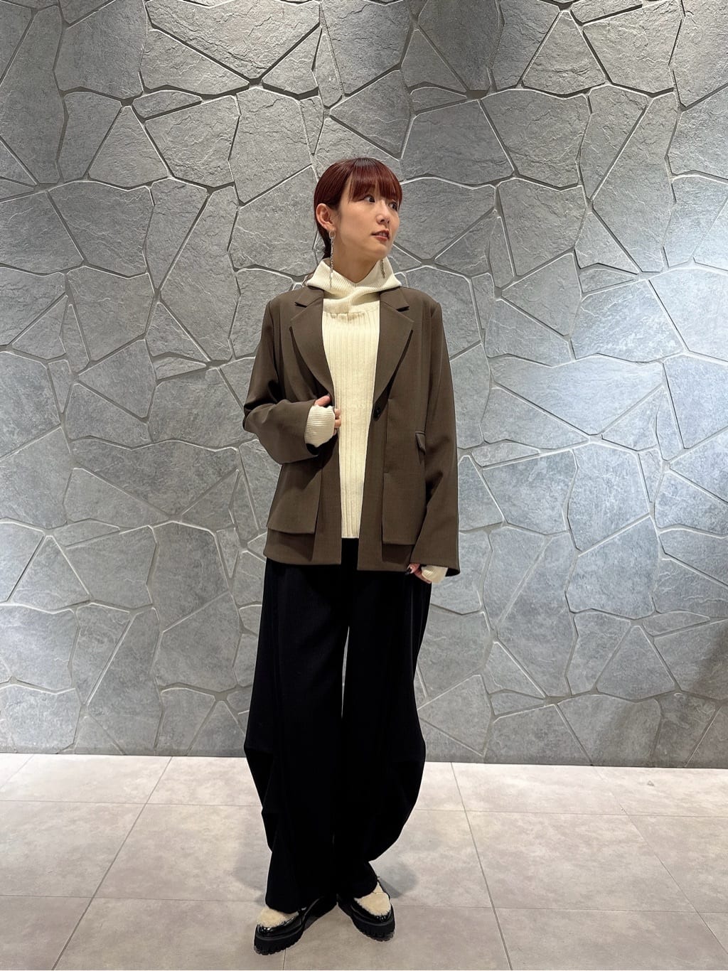 Vinのタックデザインサイドラインパンツを使ったコーディネートを紹介します。｜Rakuten Fashion(楽天ファッション／旧楽天ブランドアベニュー)6545856