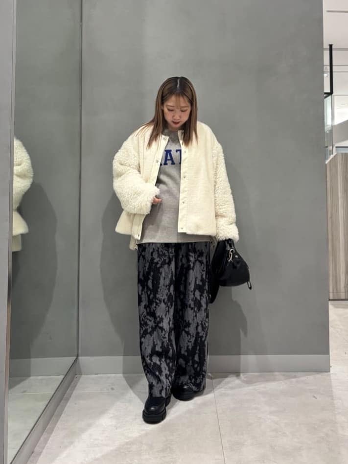 Vinのタイダイ柄プリーツベロアパンツを使ったコーディネートを紹介します。｜Rakuten Fashion(楽天ファッション／旧楽天ブランドアベニュー)6549197