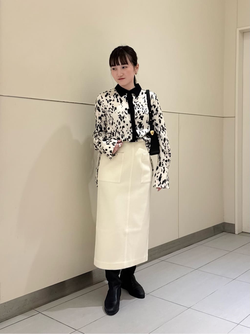 allurevilleのOFFICINAバックプリーツブラウスを使ったコーディネートを紹介します。｜Rakuten Fashion(楽天ファッション／旧楽天ブランドアベニュー)6553110