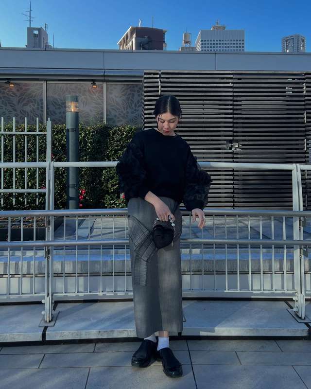 COELのプリーツモチーフタイトスカートを使ったコーディネート