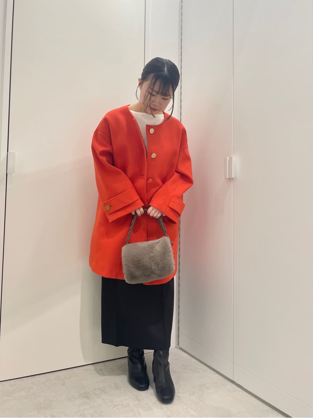 Vinのゴールドボタンノーカラーコートを使ったコーディネートを紹介します。｜Rakuten Fashion(楽天ファッション／旧楽天ブランドアベニュー)6558556