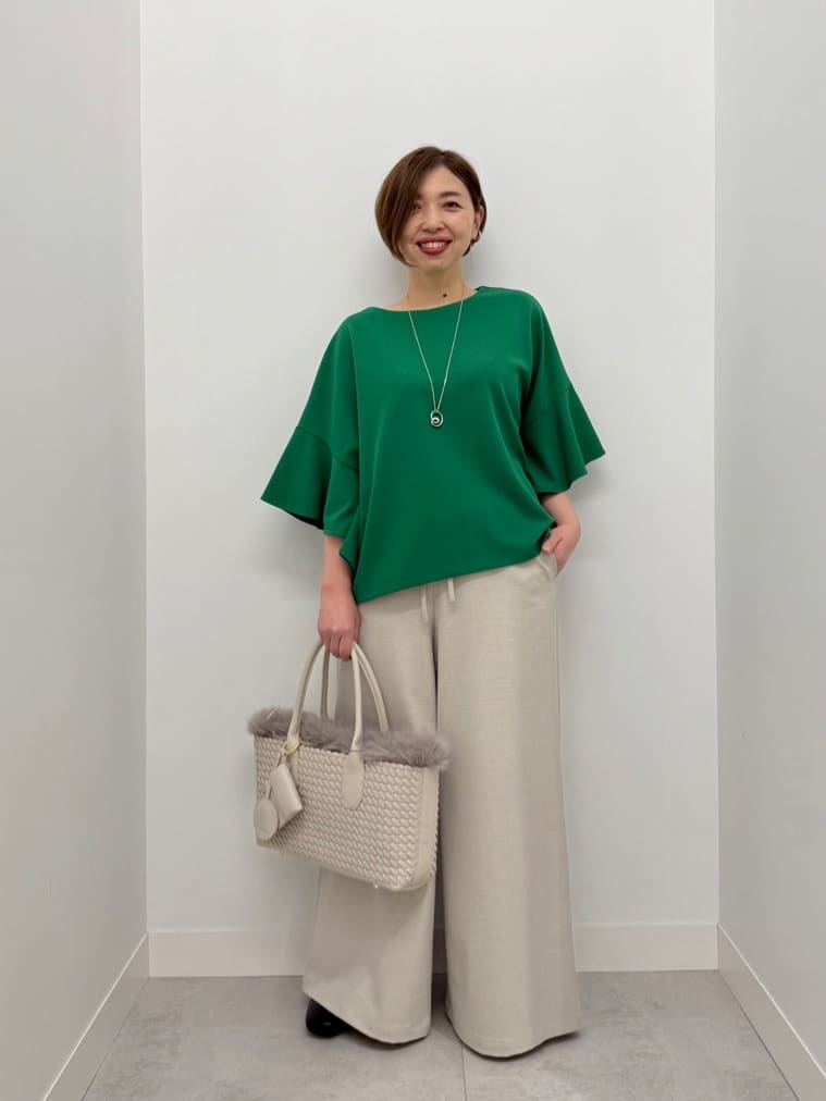 Vinのラッフルスリーブストレッチブラウスを使ったコーディネートを紹介します。｜Rakuten Fashion(楽天ファッション／旧楽天ブランドアベニュー)6559952