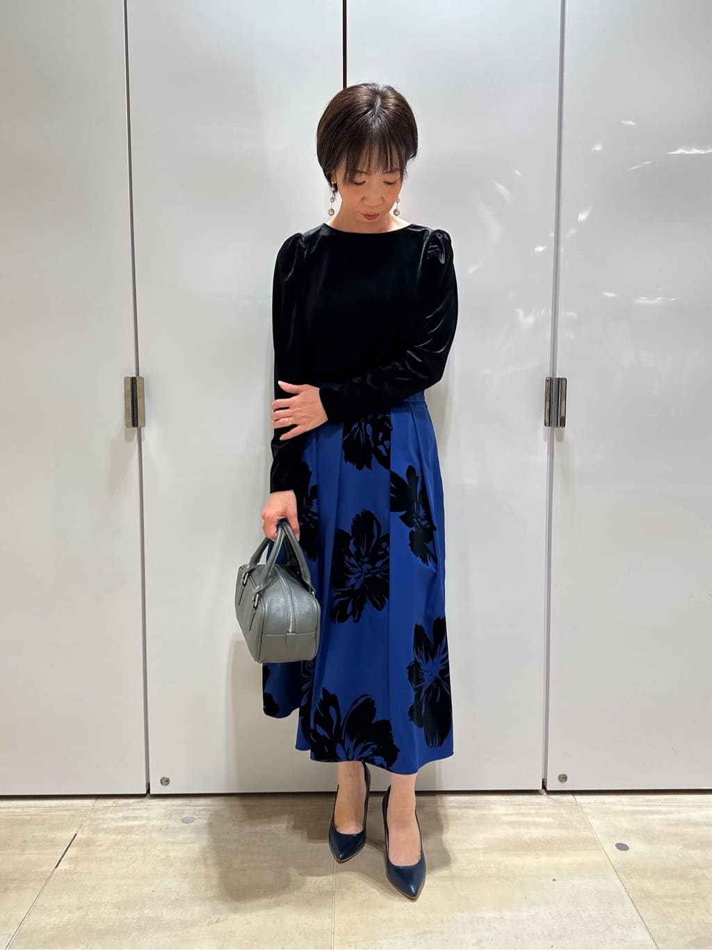 Viaggio Bluのパフ袖ベロアカットソーを使ったコーディネートを紹介します。｜Rakuten Fashion(楽天ファッション／旧楽天ブランドアベニュー)6562010