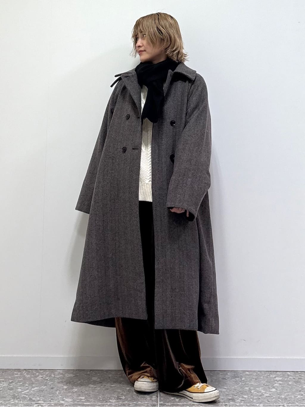 POU DOU DOUのダブルボタンハイネックコートを使ったコーディネート