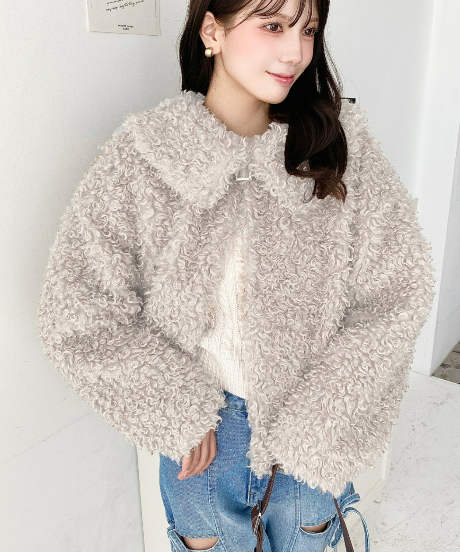 moment+の刺繍入りケーブルショート丈ニットプルオーバーを使ったコーディネートを紹介します。｜Rakuten Fashion(楽天ファッション／旧楽天ブランドアベニュー)6586385