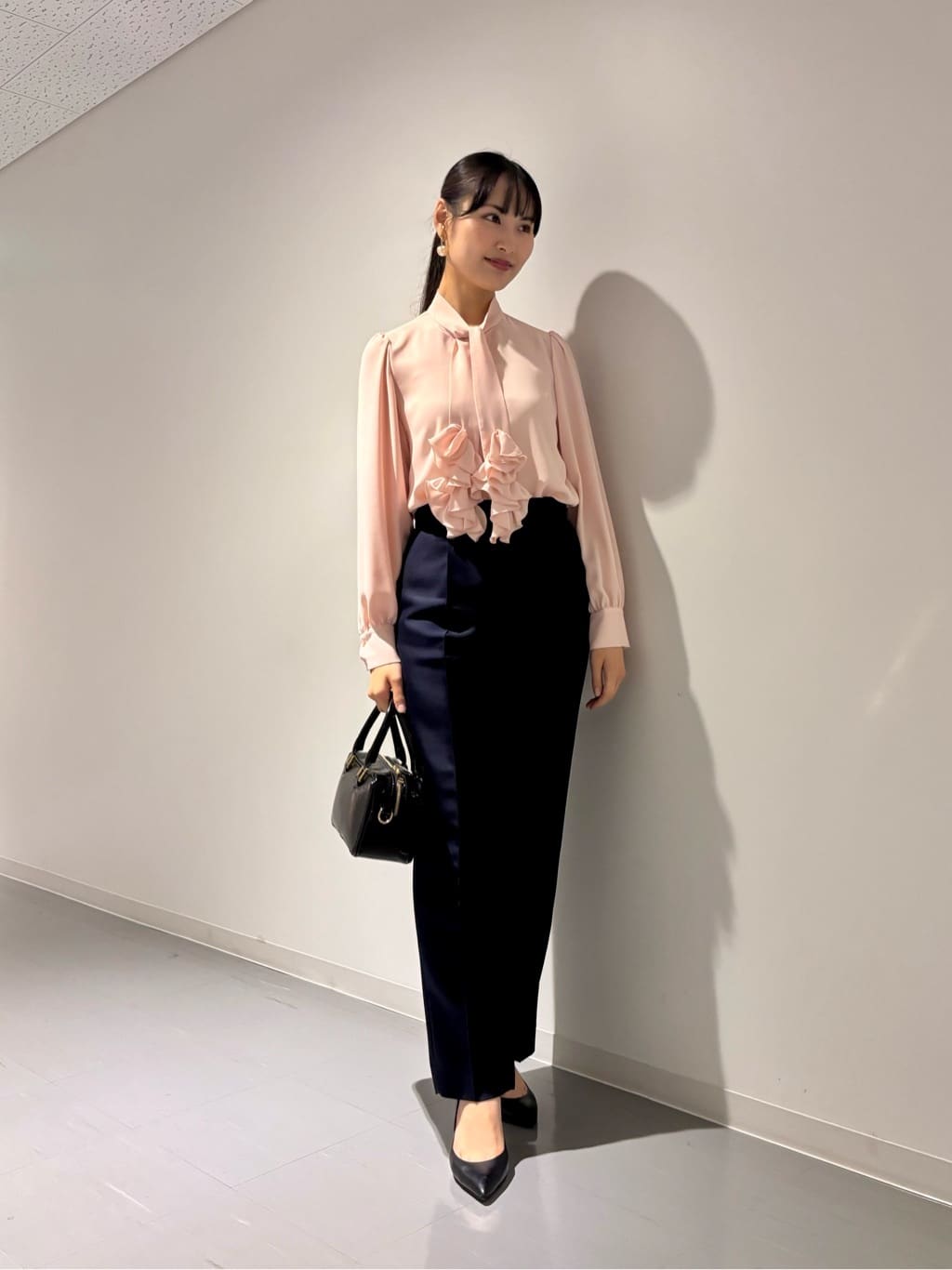 allurevilleの【LOULOU WILLOUGHBY】シルクウールツイルタックパンツを使ったコーディネートを紹介します。｜Rakuten Fashion(楽天ファッション／旧楽天ブランドアベニュー)6596629