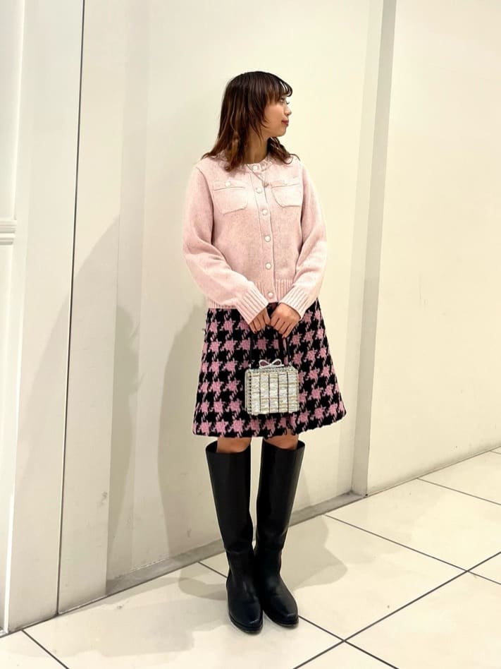 allurevilleの【LOULOU WILLOUGHBY】ロービング千鳥タックミニスカートを使ったコーディネートを紹介します。｜Rakuten Fashion(楽天ファッション／旧楽天ブランドアベニュー)6597260
