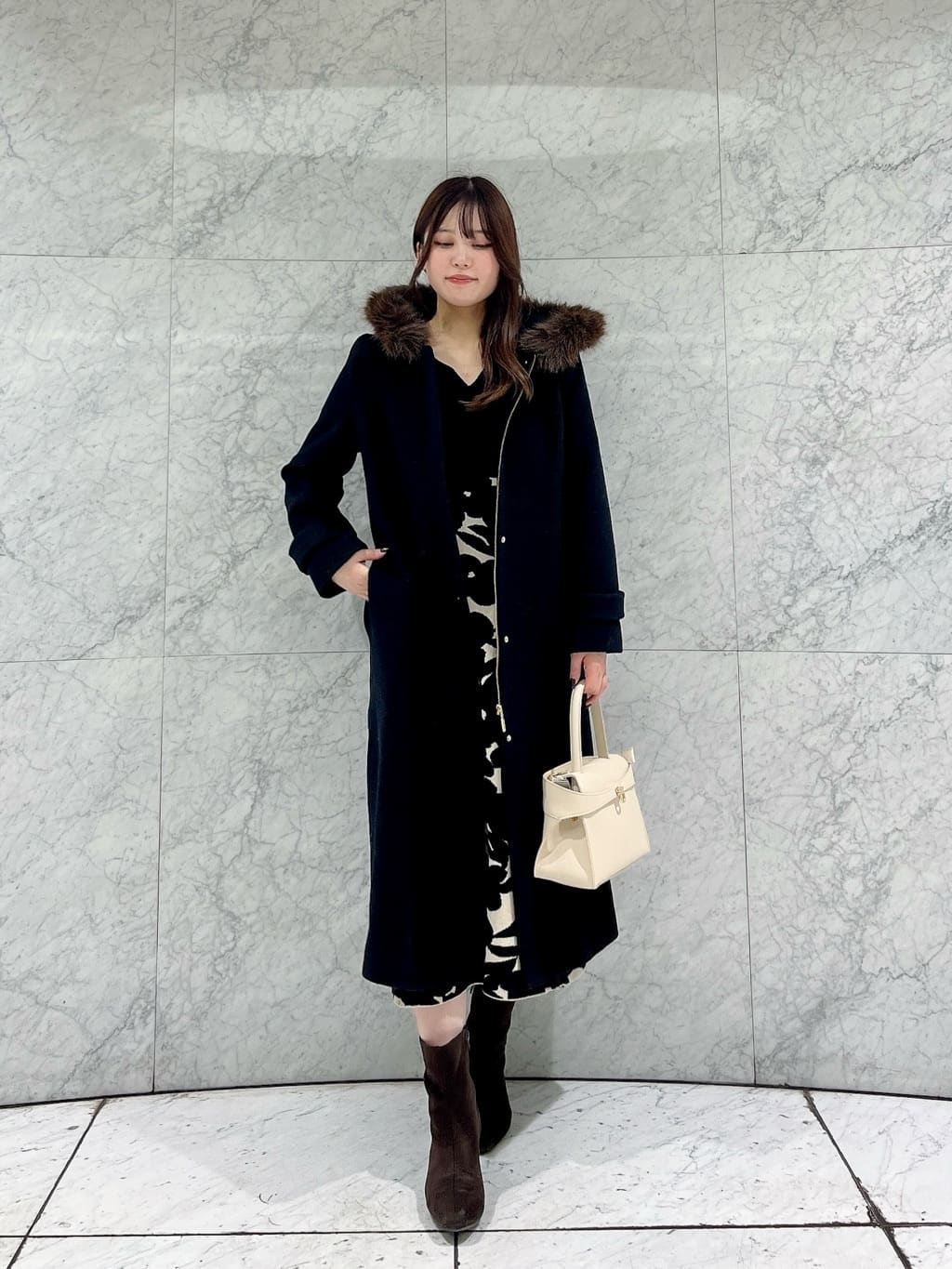 d*3様 ファー付きロングコート 黒と白 PROPORTION BODY DRESSING | モッサフードフェイクファーロングコート