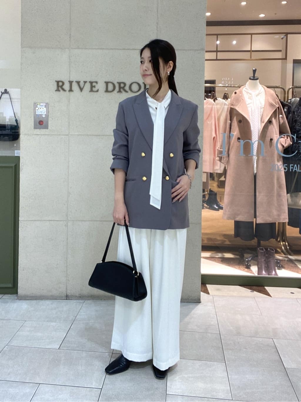 RIVE DROITEの【オンオフ使える】ナロータイブラウスを使った 
