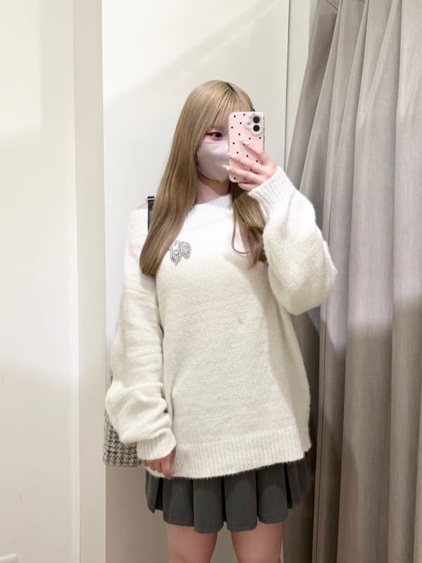 one after another NICE CLAUPのブローチ付きベロアモールミニニット