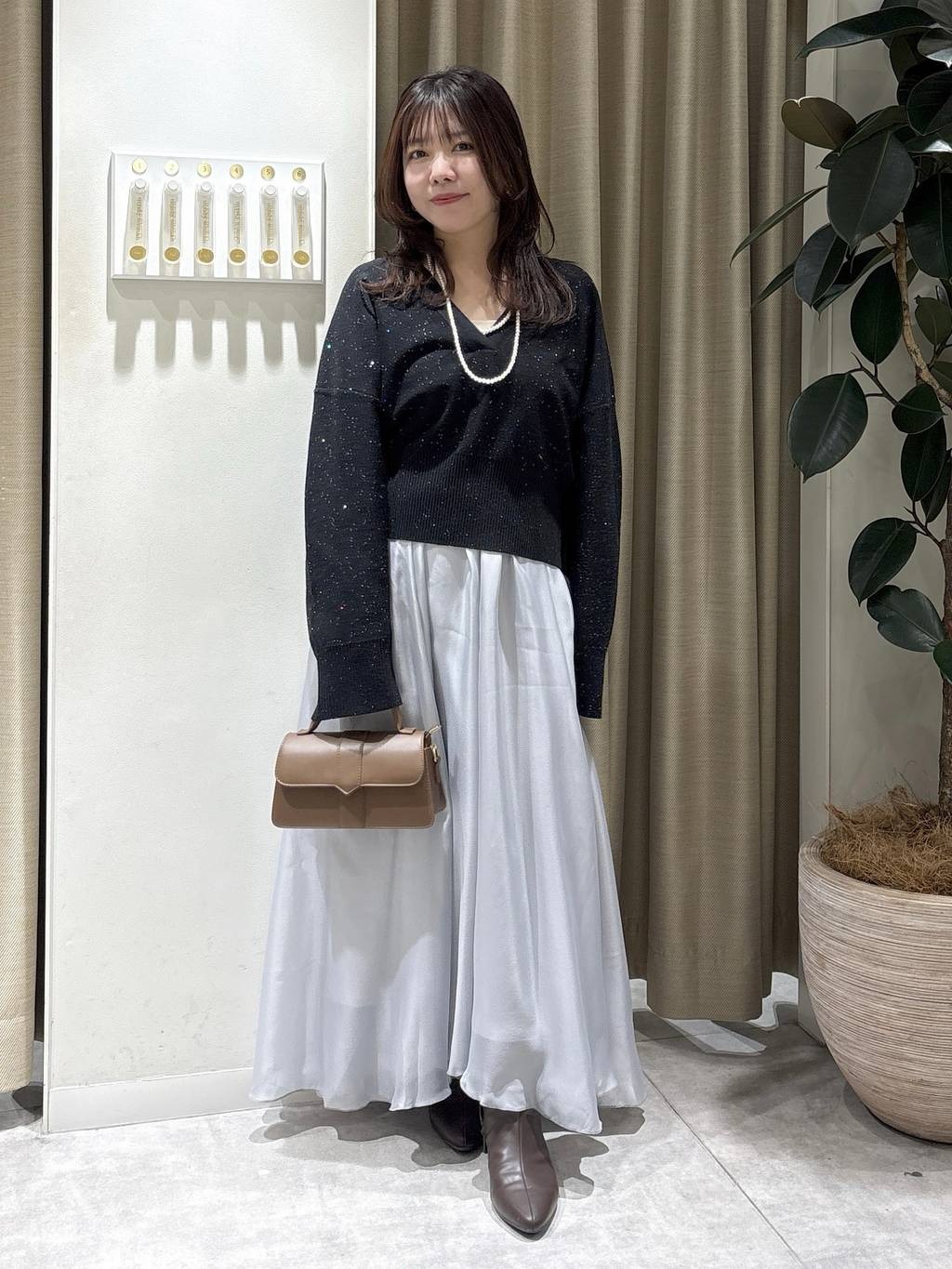 mysty womanのマイクロスパンコールVニットを使ったコーディネートを紹介します。｜Rakuten Fashion(楽天ファッション／旧楽天ブランドアベニュー)6665194