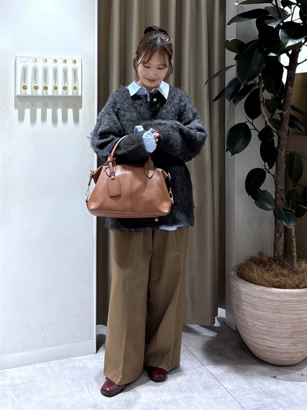 mysty womanのラウンドヘムレギュラーカラーシャツを使ったコーディネートを紹介します。｜Rakuten Fashion(楽天ファッション／旧楽天ブランドアベニュー)6686629