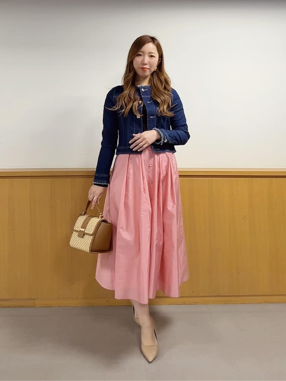 Viaggio Bluのシャーリングスリーブニットを使ったコーディネートを紹介します。｜Rakuten Fashion(楽天ファッション／旧楽天ブランドアベニュー)6704324