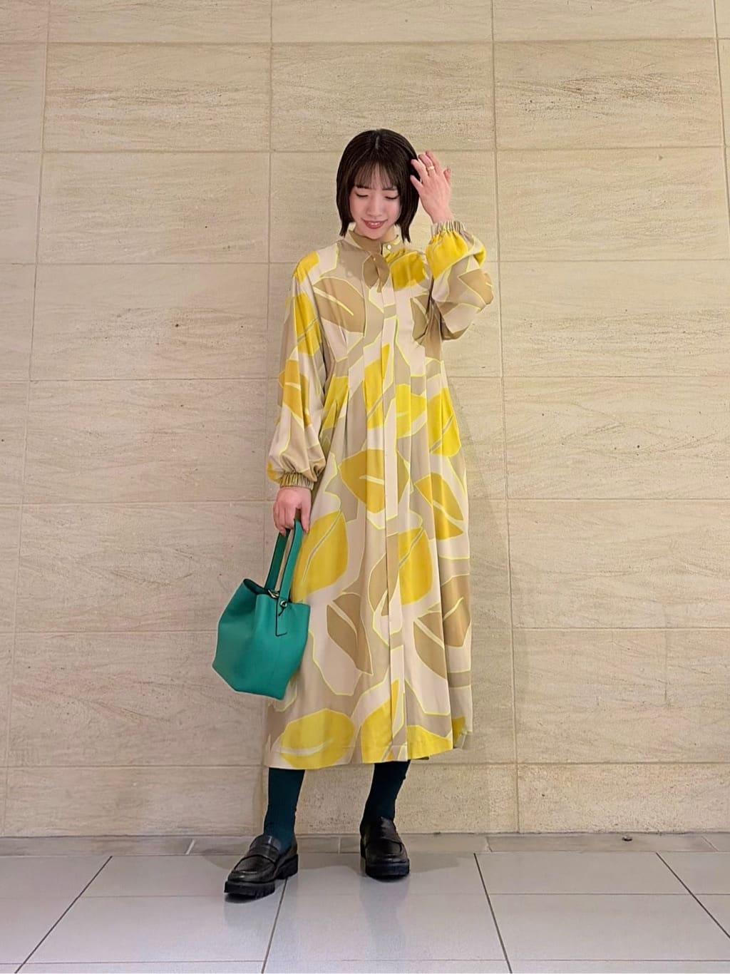 allurevilleのFASACリーフプリントギャザーワンピースを使ったコーディネートを紹介します。｜Rakuten Fashion(楽天ファッション／旧楽天ブランドアベニュー)6723481