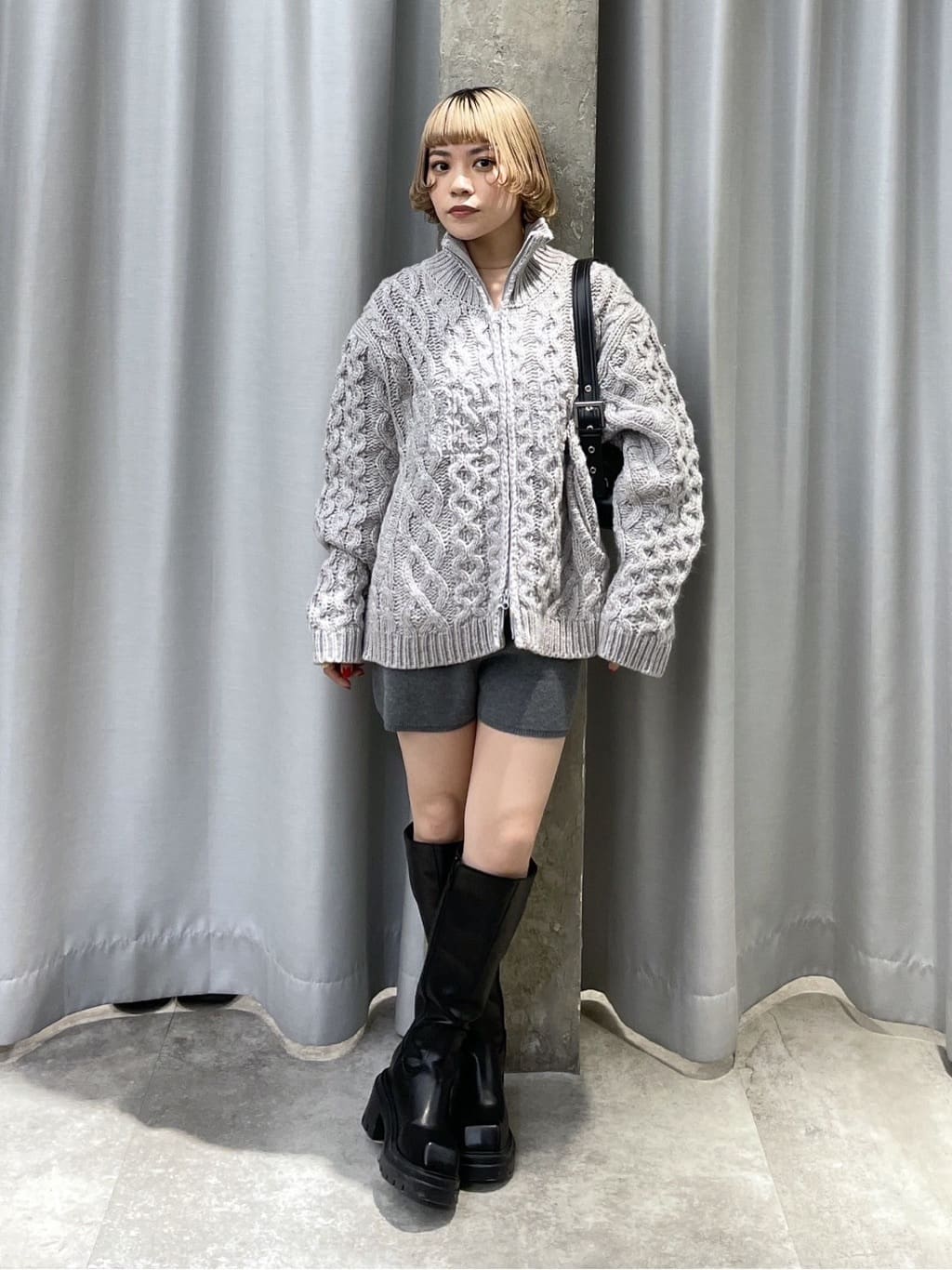 SLYの【SNSで話題の美脚チートブーツ!】SQUARE TOE KNEE ブーツを使っ