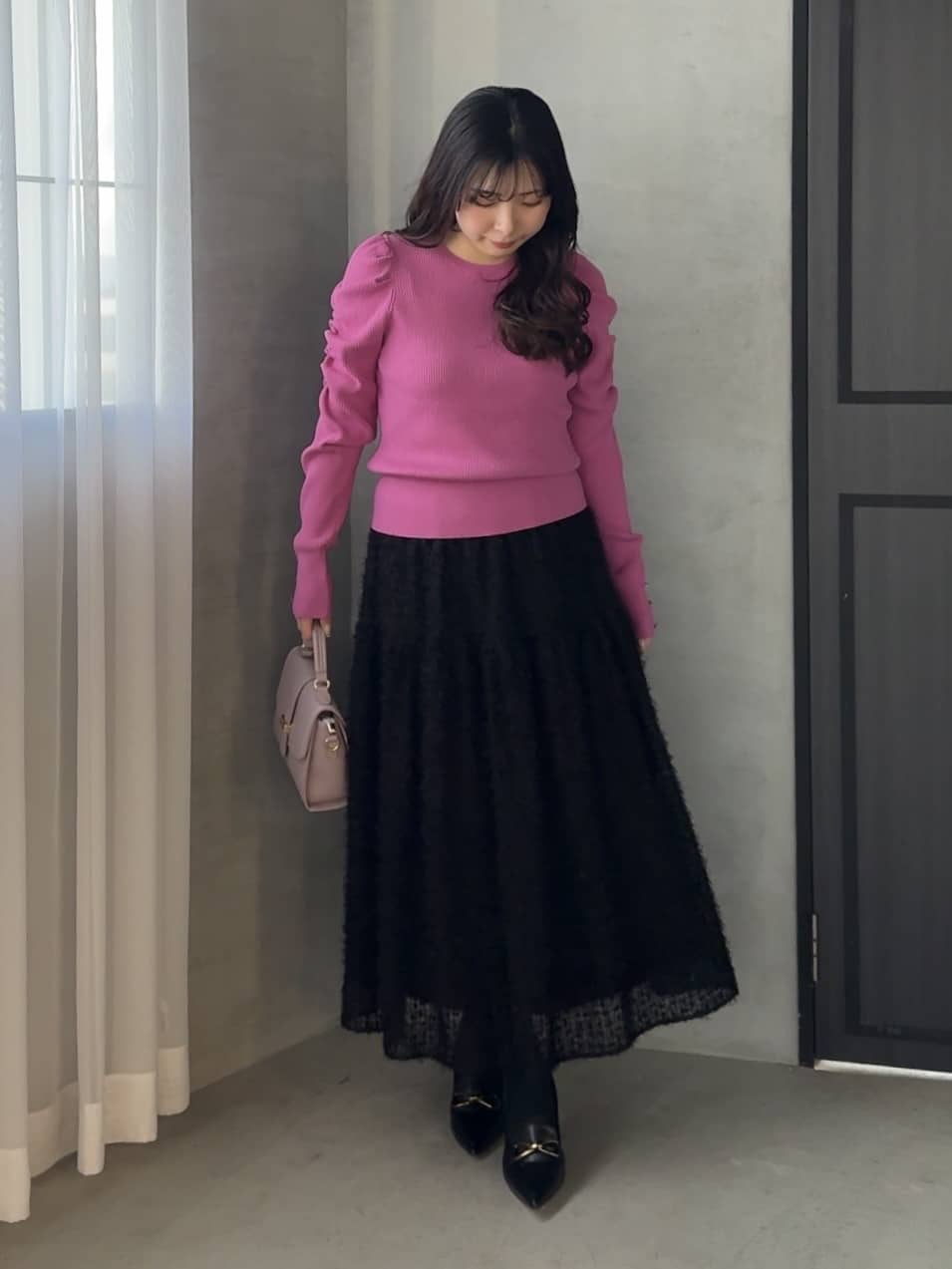 Viaggio Bluのシャーリングスリーブニットを使ったコーディネートを紹介します。｜Rakuten Fashion(楽天ファッション／旧楽天ブランドアベニュー)6730340